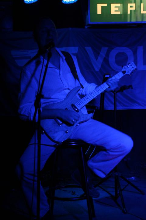 2008-11-28 M3_live at replugged 108.jpg